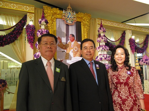 本處陳代表銘政(中)與夫人張之玲女士(右)2011年6月3日應泰國園藝協會會長安南博士(Dr. Ananta Dalodom)之邀，出席在暹邏典範廣場(Siam Paragon)舉辦的蘭花展開幕典禮。