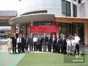 駐泰國代表處僑務組長盧景海與泰國中華國際學校董事會成員、校長合影。