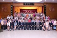  陳大使等貴賓與華文教師研習會全體學員合影。