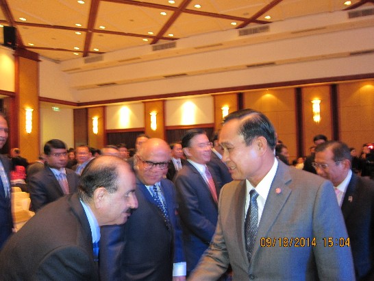 本(103)年9月18日泰國總理傑出企業獎頒獎典禮，泰國總理巴育與各國使節代表握手致意。本處梁公使代表大使出席本頒獎典禮。