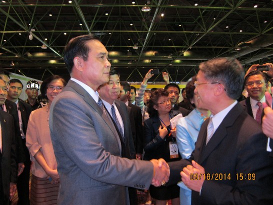 泰國總理傑出企業獎頒獎典禮本代表處梁公使偕邱顧問向泰國總理巴育介紹並說明台達電來自台灣。