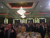 國慶大會典禮開始，陳銘政大使伉儷(右四)與貴賓齊唱中華民國國歌
