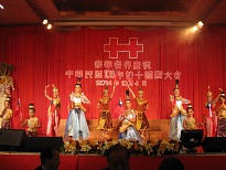 中國城扶輪社兒童手持國旗表演泰國傳統舞蹈，獲得滿堂采