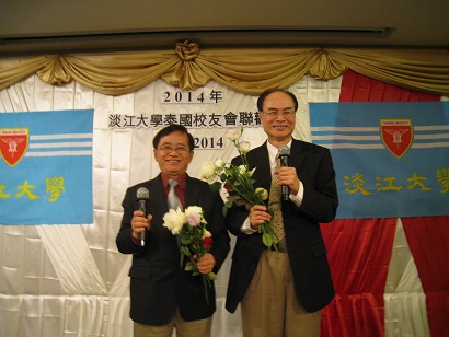 盧組長(右)與楊培文秘書長合唱，贏得熱烈掌聲。