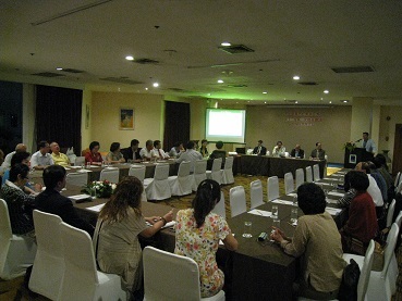 盧組長(前排右2)於會中介紹僑委會OCAC-I僑臉書及全球僑商服務網，並與會員合影。