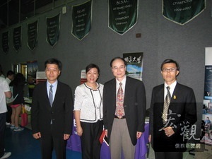 僑務組長盧景海（右二）及駐泰國代表處移民秘書楊英聰（右一）在泰國中華國際學校說明104年海外聯招招生事宜，會後與學校董事章維斌（左一）合影。