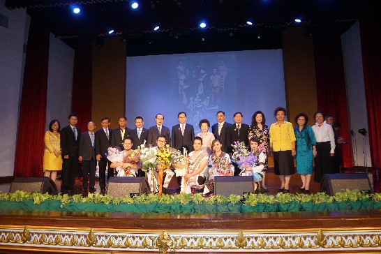 歐開合唱團在泰國皇家表演廳演出後與貴賓合影