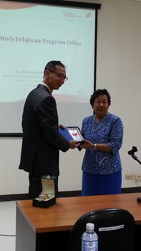 教育部菁英來臺留學辦公室黃主任博滄與農業大學副校長Lily Kaveeta於說明會後互贈禮物