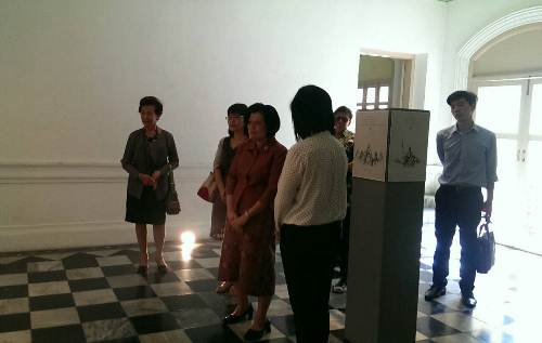 本處教育室人員陪同Narisaranuvattivongse 基金會Mom Rajawong Aimjit Chitrabongs於Silpakorn University 展覽廳觀賞國際攝影展作品