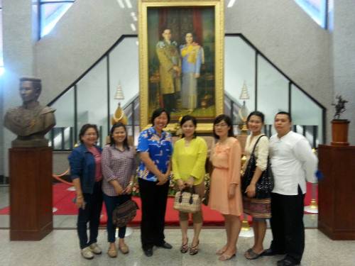 Bangsai農業技職學院校長Chantana Potikru帶領前往參觀Bangsai手工藝中心