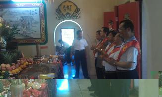 陳大使與主、陪祭人員共同上香祈福