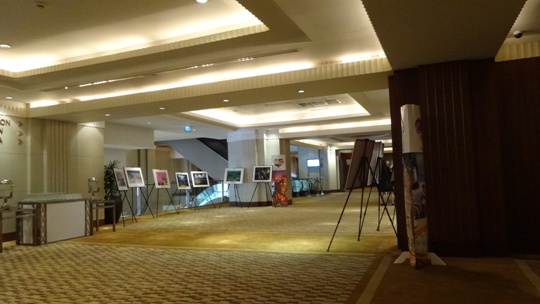 「2014年東南亞利基產業強力拓銷團」於5月26日在泰國曼谷舉辦貿易洽談會，本處於會場外舉辦台灣照片展