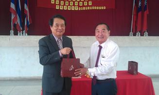 田組長代表陳大使銘政致贈禮品