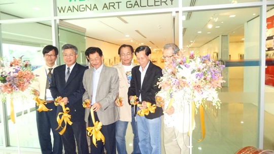 本處新聞組吳副組長德信與泰國文化部處長Mr. Khemchat Thepchai等與會貴賓一同剪綵