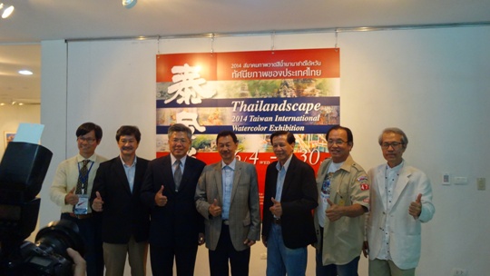 與會貴賓在畫展看板前合影