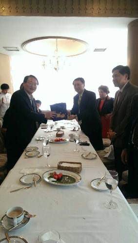 教育部技職司饒副司長與泰國教育部技職署署長Dr. Chaipreuk互贈禮物