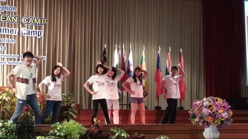 來自臺灣各大學之10名學生在NIDA夏令營晚會上表演