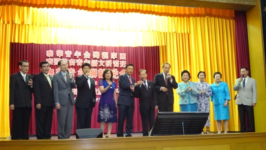 與會貴賓合唱梅花