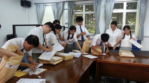 清邁慈濟學校監考老師在兒童華語文能力測驗及華語文能力測驗中點卷