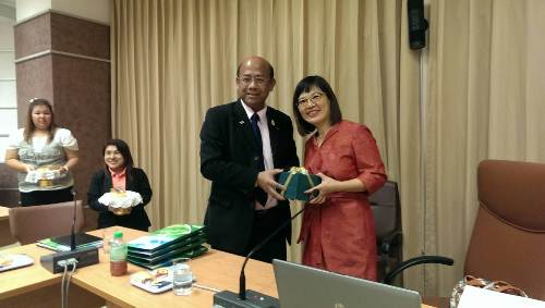 泰國農業大學副校長Dr. SornprachThanisawanyangkura於會後贈送本處教育室紀念品