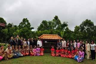 張主任委員、李主任委員與貴賓們及與興華中學師生揭牌合影。