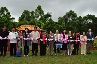 左起美發隆縣副縣長、邊境防衛司令、張主任委員、李主任委員與貴賓們共同剪綵。