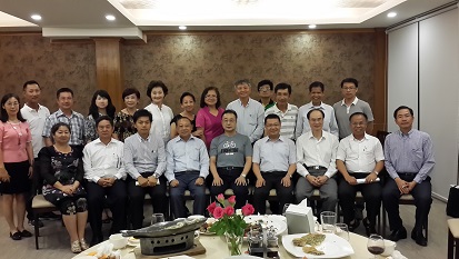 泰國台商慢速壘球聯盟主席張峰豪（前中）與會人員合影。前排右3為僑務組組長盧景海。