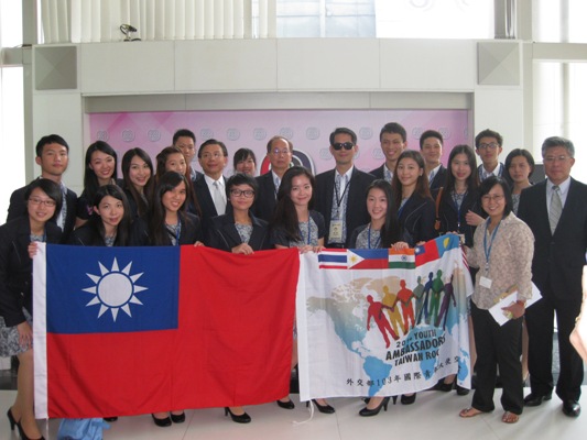 參訪第三電視台結束合影留念