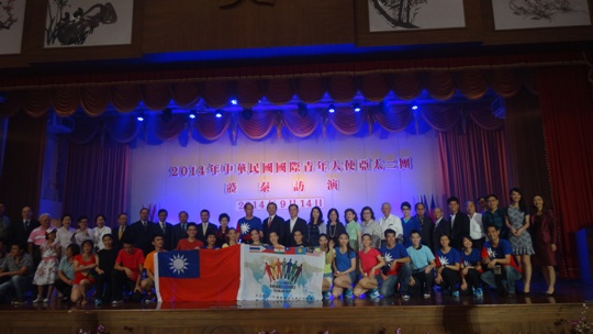 訪團在泰國台灣會館演出後與貴賓合影