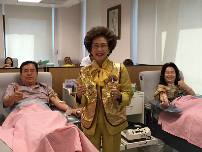 泰國大玲昌獅子會為慶祝泰皇聖壽，於12月21日上午曼谷捐血中心展開千人捐血活動，駐泰國代表處大使陳銘政夫婦熱烈響應，獅子會獅友及旅泰僑胞亦捲袖捐血，展現臺灣僑胞的愛心。