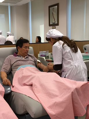 泰國大玲昌獅子會為慶祝泰皇聖壽，於12月21日上午曼谷捐血中心展開千人捐血活動，駐泰國代表處大使陳銘政夫婦熱烈響應，獅子會獅友及旅泰僑胞亦捲袖捐血，展現臺灣僑胞的愛心。