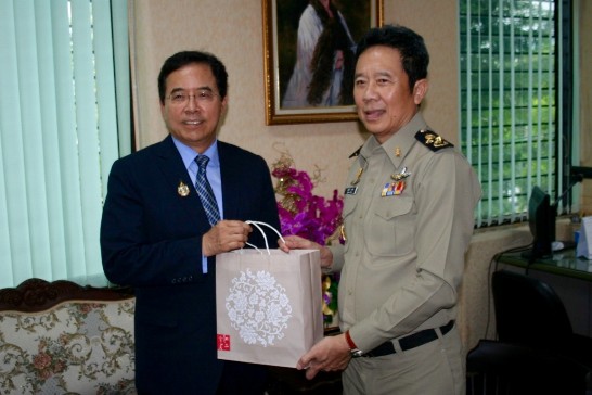 陳大使銘政致贈禮品予泰國挽權中央監獄典獄長