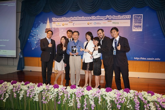 交大五人團隊，打敗美國康乃爾大學和香港中文大學等名校的團隊，由泰國樞密院大臣Chlit Pukbhasuk 手中領取休士頓科技民一創新獎（HOUSTON TECHNOLOGY CENTER ASIA INNOVATION AWARD）