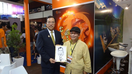 本處陳大使與書畫名家林晉合影