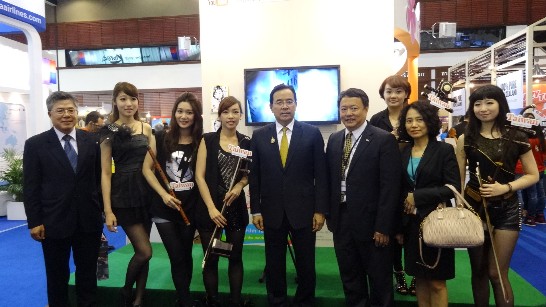 本處陳大使與采風樂坊合影