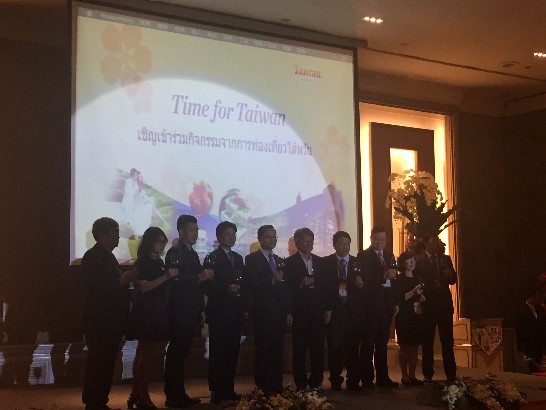 臺灣推廣會上與會貴賓於相互祝酒。