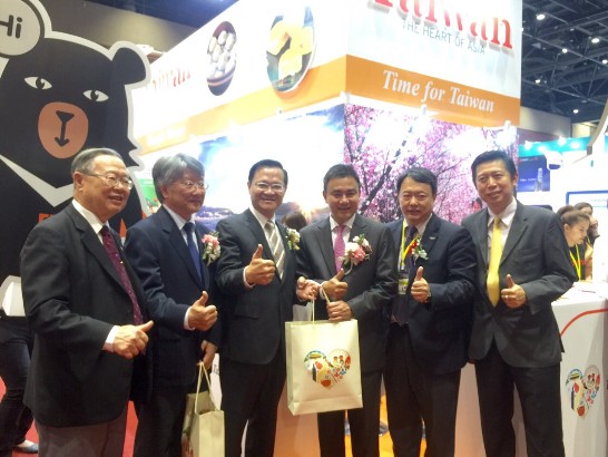 丁公使樂群出席旅展開幕式，致贈泰國觀光體育部部常務次長Mr. Pongpanu Svetarunda臺灣特色禮品。