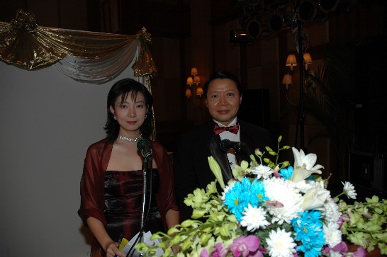晚會節目主持人：陳嘉珍小姐與本處吳副代表建國