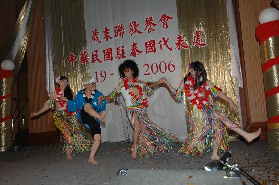 由本處同仁「魄力」演出之舞蹈：「豔舞」