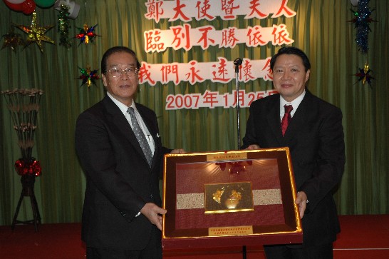 本處吳副代表建國代表本處全體同仁致贈鄭代表黃金雕畫乙座留念