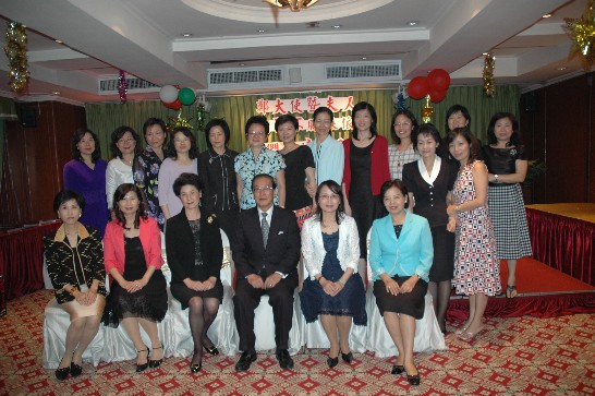 本處女性同仁及男性同仁眷屬與鄭代表伉儷合影留念