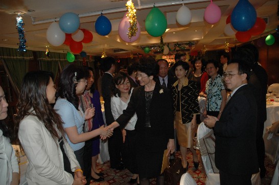 鄭代表夫人與同仁及眷屬握手道別