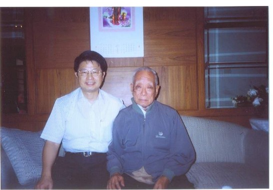 本處勞工簽證組邱組長垂銘2007年5月14日專程赴泰南Surrathani為現年96歲原籍金門之國人吳炳煌老先生辦理土地授權書工作。