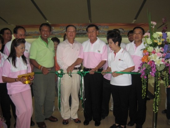 駐處烏代表元彥10月10日上午應邀參加泰國「台灣國合之友會」於曼谷BANKAPI THE MALL百貨公司之S.F.Strike Bowl保齡球館舉辦之慶祝中華民國雙十國慶保齡球聯誼賽，並與泰國「台灣國合之友會」會長安南博士(Dr. Anan Dalodom)、The Mall百貨公司執行副總裁Luckana Naviroj女士、泰國台灣商會聯合總會謝副總會長坤龍主持剪綵儀式及為中華民國98年國慶切蛋糕慶生。
