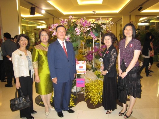 本處烏代表元彥及夫人黃鴻端女士6月5日應邀參加於曼谷SAIM PARAGON購物中心舉行之「第3屆曼谷皇家蘭花天堂蘭花展；3rd Siam Paragon Bangkok Royal Orchid Paradise 2009」開幕儀式。於典禮後參觀台灣蘭花展覽會場。