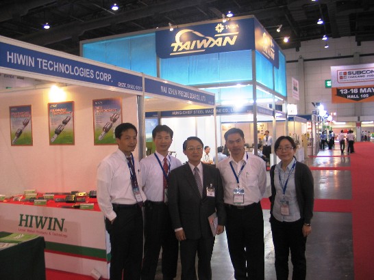 本處經濟組邱組長柏青(中)與中華民國精密機械發展協會參加「第26屆泰國國際機械展(INTERMACH 2009)」團員於BITEC合影。20090513