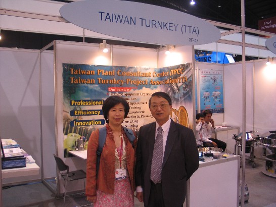 本處經濟組邱組長柏青（右）與參加「2009泰國食品展(THAIFEX-WORLD OF FOOD ASIA 2009)」之中華整廠發展協會孫宗宜組長（左）合影。20090513