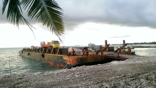 日本JICA礁石海岸養護計畫選定以Funafuti傳統集會所後方潟湖側海岸為示範區，長度約200公尺，寬度約6公尺，自斐濟運來礫石，以堆疊礫石自然工法保護海岸減少侵蝕。