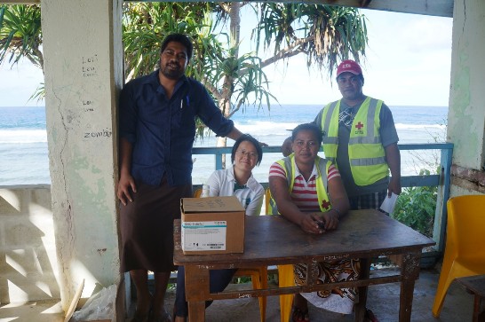 國合會醫檢志工許敏茹(相片左二)協同紅十字會人員，在Fetuvalu中學推廣世界捐血日活動。