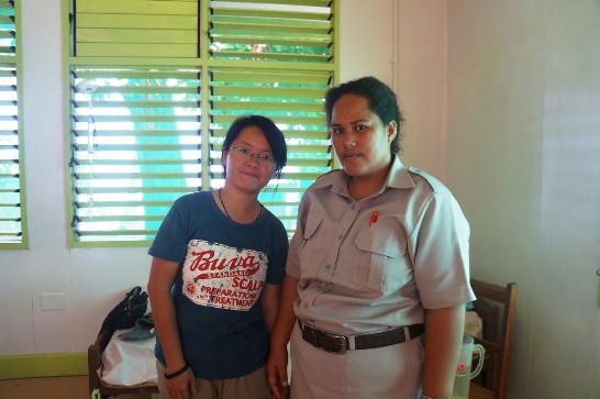 國合會醫檢志工許敏茹(相片左一)在吐瓦魯海事學校推廣世界捐血日活動。